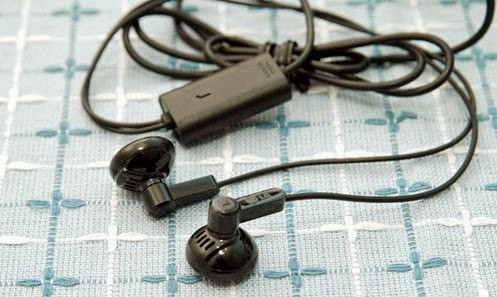 Tai nghe. Tạp chí của Hiệp hội Y khoa Mỹ báo cáo rằng tình trạng mất thính lực ở trẻ em và thiếu niên hiện nay cao hơn 30% so với 30 năm trước. Với nhiều thiếu niên, tai nghe chính là thủ phạm. Tai nghe ngày nay không chỉ để nghe nhạc. Trẻ còn dùng nó suốt thời gian ngồi bên máy tính để chát, chơi game hay xem phim.