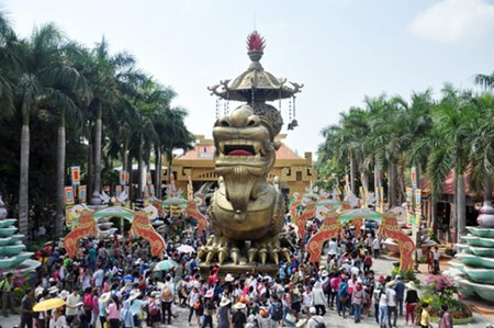 11h tại Công viên Văn hóa khu du lịch Suối Tiên (quận 9), hàng nghìn người dẫn con em đổ dồn về đây để vui chơi. Lối đi vào cổng Suối Tiên nhiều người xếp thành hàng dài để chờ mua vé.