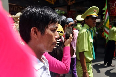 Càng về trưa lượng người đổ dồn về đây càng đông, nhiều người toát cả mồ hôi.