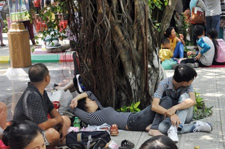 Có gia đình còn mang theo thức ăn, bia để vào bên trong ăn uống.