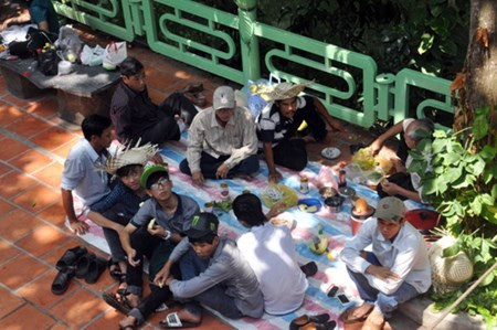 Mang theo thức ăn, nước uống cho tiện và giảm bớt chi phí.