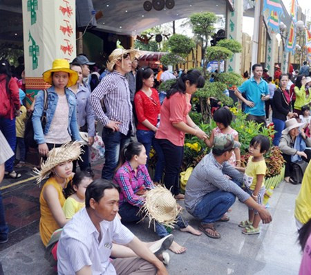 Ghi nhận tại đây, nhiều gia đình đến đây tham quan, vui chơi, mang theo cả tấm bạt, áo mưa để lót ngồi.