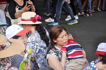 Mệt mỏi khi vượt qua dòng người đông nghẹt.