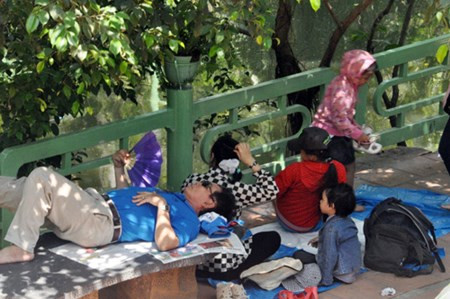 Nhiều người lớn mệt mỏi nằm ngủ vạ vật trong các khu du lịch.