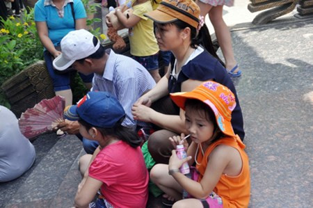 Những em nhỏ cũng mệt phờ phạt.