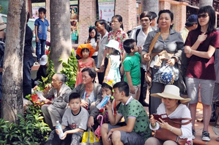 Có gia đình còn mang theo thức ăn, bia để vào bên trong ăn uống.