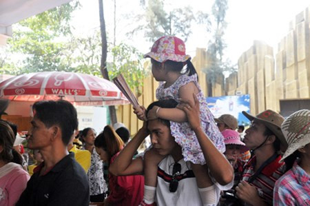 Nhiều em nhỏ được bố mẹ cõng lên vai vì không thể đi được.