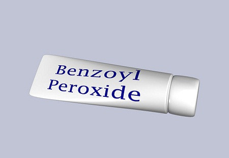 Kem trị mụn chứa Benzoyl Peroxide. Benzoyl Peroxide được Hiệp hội hóa chất Mỹ đánh giá tạo điều kiện cho các chất gây ung thư phát triển. Nó có khả năng kích thích ung bướu, có thể gây đột biến gen và tổn thương ADN ở người và động vật có vú nếu dùng ở nồng độ không thích hợp. Chất này rất độc nếu hít phải, nhiều khả năng gây tổn thương khi nuốt phải hoặc tiếp xúc trực tiếp với da, gây kích ứng da, mắt và hô hấp.
