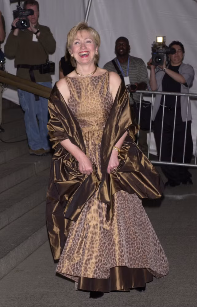 Vợ chồng cựu tổng thống Bill Clinton tới dự bữa tiệc mừng sinh nhật lần thứ 85 của cựu tổng thống Nam Phi Nelson Mandela, tại Johannesburg, ngày 19/7/2003.