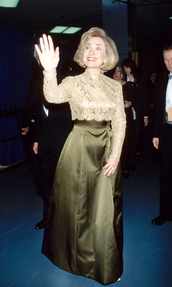 Bà Hillary Clinton nổi bật tại Lễ trao giải Grammy tháng 2/1997.