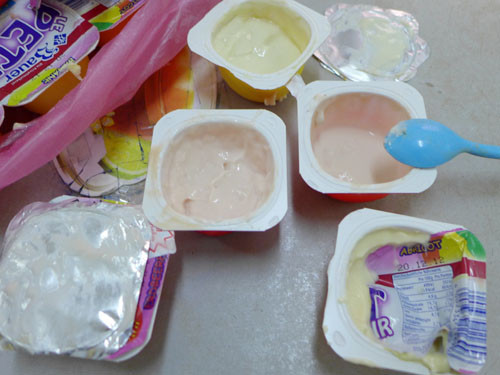 Sữa chua mua sẵn. Tuy cũng giàu protein, lợi khuẩn và canxi nhưng hầu hết sữa chua bán sẵn không hoàn toàn lành mạnh, bởi chúng có nhiều đường và chất bảo quản.