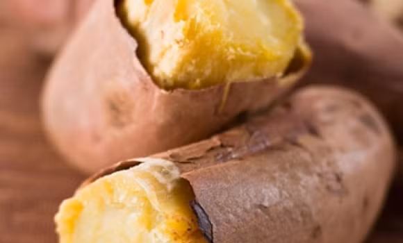 Khoai lang. Không chỉ cung cấp một lượng carb lành mạnh, khoai lang còn có rất nhiều loại vitamin và khoáng chất, đặc biệt là vitamin B6, C, D, magiê và kali.