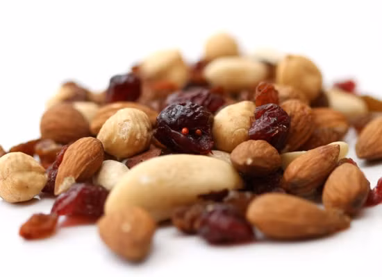 Hoa quả và hạt sấy khô. Các loại hoa quả và hạt sấy khô như nho khô, mận khô, hạt điều hay hạnh nhân sẽ cung cấp cho bạn protein và carb rất nhanh chóng. Hạt đậu nành đặc biệt hữu ích trong việc phát triển cơ bắp. Nửa cốc hạt đậu nành cung cấp khoảng 34g protein.