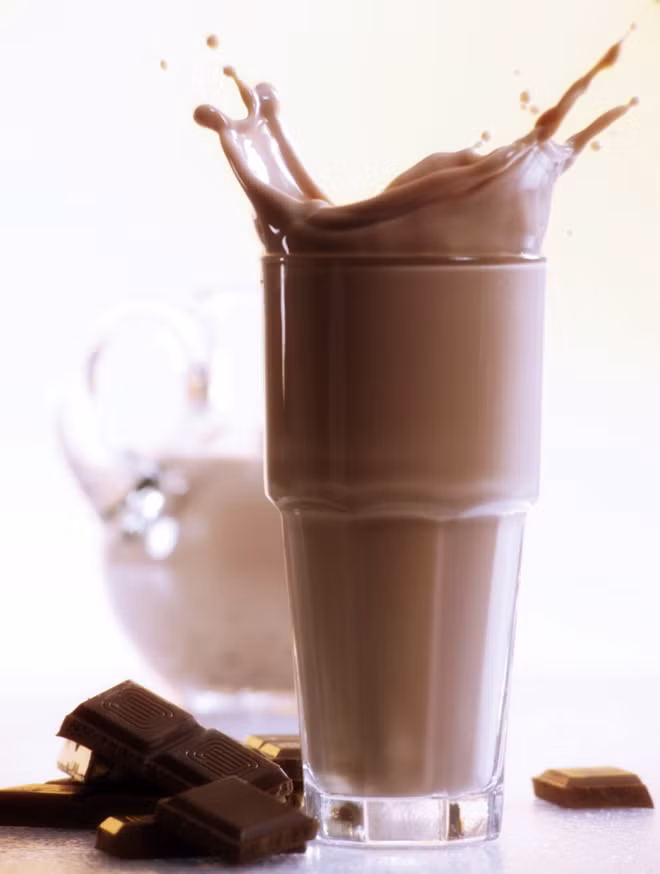 Socola sữa làm tăng năng lượng của bạn và cung cấp dinh dưỡng cho cơ thể. Với những sản phẩm có chứa ít chất béo hoặc sữa tách kem socola rất phù hợp cho cơ thể sau khi tập gym bởi vì nó chứa ít calo và giàu canxi. Bạn có thể làm socola sữa ở nhà bằng cách sử dụng sữa khô, nước và một ít socola và mang đến thưởng thức tại phòng thể dục.