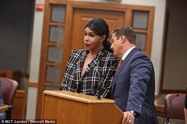 Bác sĩ "rởm" Morris (bên trái) cũng là một người chuyển giới.