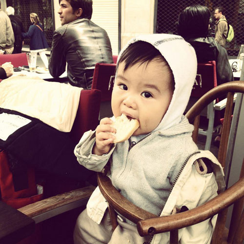 Cho bé ăn đơn giản hơn. Mẹ cần mang theo những thức ăn mà bé dùng thường ngày như khi ở nhà. Với các bé còn bú mẹ, bạn cần mang theo bình sữa và nước uống vì đi đường xa, bé sẽ mệt và khát. Với các bé đã biết ăn, bạn có thể mang theo một ít thức ăn đóng hộp hoặc thức ăn bạn chuẩn bị sẵn từ nhà, vì thức ăn ở nơi cả nhà đến có thể không hợp với bé. Điều quan trọng nhất là hãy nhớ mang theo thìa.