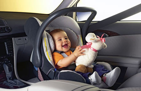 Cho bé chơi ngoan. Mang cho bé 2-3 món đồ chơi theo cùng sẽ giúp bé giải trí và tránh khóc lóc. Mẹ nên chuẩn bị 1-2 món đồ chơi cũ bé thích nhất và 1-2 món đồ chơi mới, đề phòng những khi bé “trái tính”, không thích chơi đồ cũ. Đối với các bé lớn hơn đã có thể chạy chơi, bạn cần chú ý không để bé té ngã, bị côn trùng cắn gây nguy hiểm.