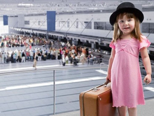 Mặc cho bé những bộ đồ bằng cotton mềm, thoáng mát và nhiều lớp. Đồ ngủ ở nhà và áo khoác cotton sẽ hợp lý hơn là quần bò, áo phông hay váy vóc rườm rà. Việc mặc đồ như vậy sẽ thuận tiện hơn cho mẹ trong việc cởi ra và mặc vào. Nếu trời hôm đó quá nóng và xe lại hỏng điều hòa, mẹ có thể dễ dàng cởi bớt đồ cho con hoặc ngược lại.