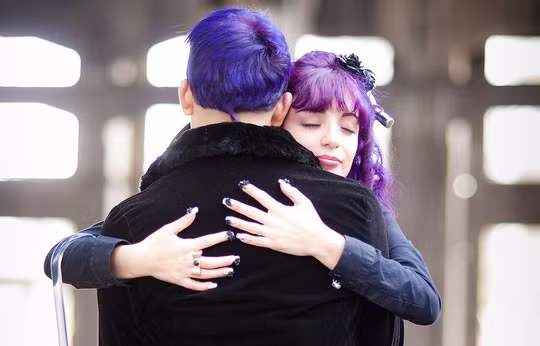 Ôm ai đó. Khi ôm ai đó sẽ làm giảm lượng hormone tạo nên stress trong cơ thể. Ôm cũng giúp ta giải tỏa căng thẳng và làm cho não bình tĩnh hơn.