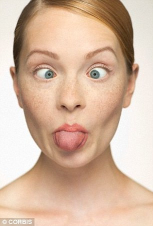 Làm mặt xấu. Căng thẳng tạo ra các hiệu ứng nhức đầu, nghiến răng, cau mày, mím môi...trong các lớp học yoga, các giáo viên thường thường hướng dẫn bạn bắt đầu với các hành động trên cơ mặt cho phép các cơ hoạt động, thư giãn. Do vậy, bạn có thể tự làm mặt xấu hoặc lẻ lưỡi, trợn mắt để giúp tinh thần thoải mái hơn khi stress.