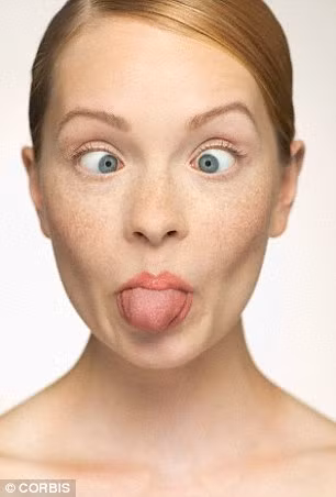 Làm mặt xấu. Căng thẳng tạo ra các hiệu ứng nhức đầu, nghiến răng, cau mày, mím môi...trong các lớp học yoga, các giáo viên thường thường hướng dẫn bạn bắt đầu với các hành động trên cơ mặt cho phép các cơ hoạt động, thư giãn. Do vậy, bạn có thể tự làm mặt xấu hoặc lẻ lưỡi, trợn mắt để giúp tinh thần thoải mái hơn khi stress.