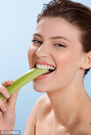 Nhai cần tây. Nghiên cứu đã chỉ ra rằng việc nhai giúp giảm mức độ cortisol gây ra sự stress. Nghiên cứu trước đó từng chỉ ra rằng nhai kẹo cao su giúp giảm stress, tuy nhiên, bạn cũng có thể lựa chọn nhai cần tây giúp cơ thể hấp thụ apigenin, khoáng chất giảm sự lo lắng và khắc phục chứng mất ngủ.