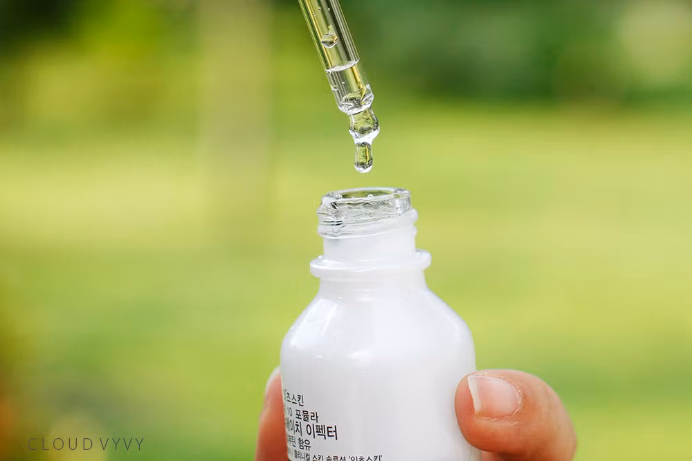 Dùng sữa dưỡng dạng essence. Phụ nữ Hàn Quốc không thể thiếu essence trong quy trình dưỡng ẩm da, họ quan niệm làn da giống như bọt biển với nhiều lỗ khí, do vậy thời tiết nóng sẽ khiến độ ẩm dễ dàng bị thoát ra và công việc của chúng ta là luôn phải giữ cho “miếng bọt biển” ấy không bị khô.