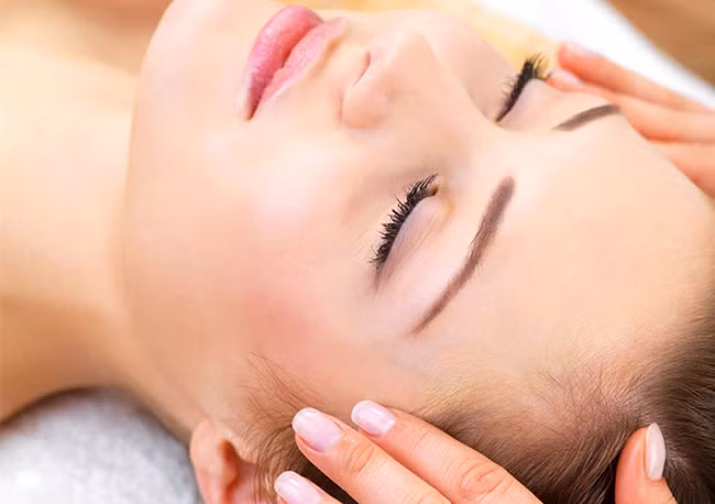 Trong essence có chứa thành phần làm ẩm giúp tái sinh tế bào nên không những làm ẩm da mà còn phòng ngừa và loại bỏ nếp nhăn. Vì vậy sử dụng essence là bước giúp cho làm sáng hoặc trắng da hơn bằng cách giúp da hấp thụ những tinh chất quý nhưng không lột da, không gây tổn thương làn da mỏng manh. Do essence có chứa nước và làm tan chất dầu trên da nên đặc tính của essence có thể dùng với người có da nhờn.