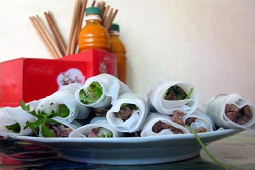 Phở cuốn Hưng Bền ở số 26, Nguyễn Khắc Hiếu, phường Trúc Bạch, quận Ba Đình, Hà Nội. Phở cuốn ở Hà Nội mới có khoảng gần chục năm nay, và nhắc đến nó là người ta nghĩ ngay đến làng Ngũ Xã, nằm ven hồ Trúc Bạch, vì đây chính là mảnh đất cho ra đời món ăn đặc biệt này. Phở cuốn chinh phục được nhiều người bởi nó không chỉ ngon, mát, dễ ăn, mà còn lạ miệng hơn hẳn những món phở khác. (Ảnh: Phocuon.com.vn).