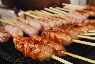 Nem nướng Nha Trang: số 202 phố Hàng Bông, Hà Nội. Nem nướng Nha Trang vừa giống nem chua lại lại vừa giống nem lụi, cũng được làm từ thịt sống nướng lên, tuy nhiên mùi vị chủ đạo của nó là ngọt đậm, rất đặc trưng kiểu miền Nam. (Ảnh: Zing.vn)