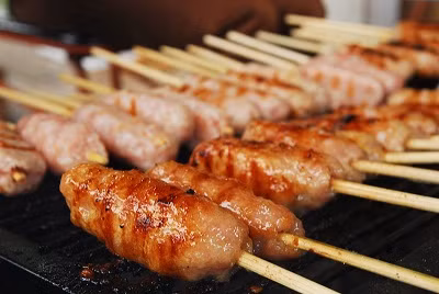 Nem nướng Nha Trang: số 202 phố Hàng Bông, Hà Nội. Nem nướng Nha Trang vừa giống nem chua lại lại vừa giống nem lụi, cũng được làm từ thịt sống nướng lên, tuy nhiên mùi vị chủ đạo của nó là ngọt đậm, rất đặc trưng kiểu miền Nam. (Ảnh: Zing.vn)