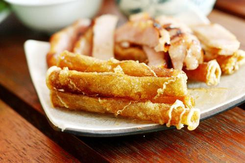 Một điểm khác biệt nữa là ngoài bánh tráng, đồ ghém, rau sống và bún ra thì người ta còn ăn chung với bánh tráng chiên, tạo cảm giác giòn giòn, hay hay, rất lạ miệng. Tương tự như bánh tráng thịt heo, nước chấm của nem nướng Nha Trang cũng là loại nước tương đặc biệt và phải chuyển trực tiếp từ Ninh Hòa ra. Giá nem nướng Nha Trang: 50.000 đồng/suất. (Ảnh: amthuc365).