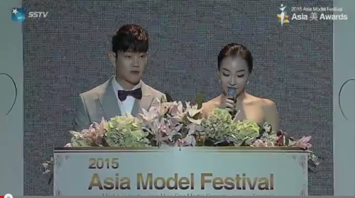 Clip Ngoc Trinh nhan giai o Han duoc lam gia mot cach lo bich-Hinh-2