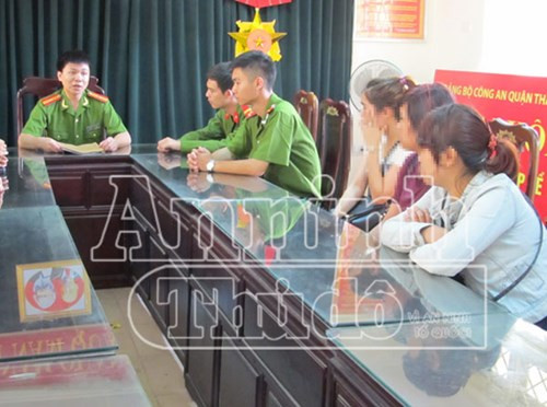 Giai cuu 2 thieu nu bi ep lam gai karaoke om-Hinh-3