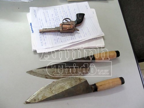 Giai cuu 2 thieu nu bi ep lam gai karaoke om-Hinh-2