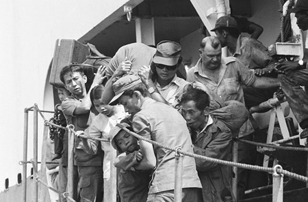Hàng dài người Việt Nam và lính Mỹ ở vịnh Cam Ranh ngày 30/4/1975 di tản khỏi miền Nam sau khi chính quyền Sài Gòn sụp đổ. Ảnh: AP.