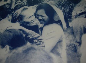 Giọt nước mắt hạnh phúc của người dân trong giây phút gặp lại người thân sau ngày thống nhất đất nước. Ảnh tư liệu sưu tầm.