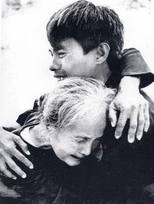 Niềm vui ngày đoàn tụ của người mẹ già khiến ai cũng rưng rưng cảm động. Ảnh tư liệu sưu tầm.