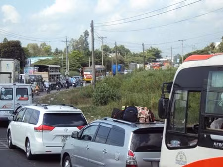 Quoc lo ket xe keo dai 5km vi nghi le-Hinh-2