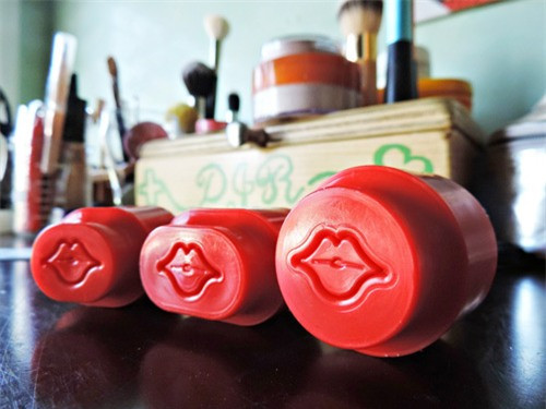 Nắp nhựa căng môi. Theo lời quảng cáo, với miếng nhựa này, bạn chỉ cần hút vào môi trong khoảng 15 phút, đôi môi bạn sẽ trở nên khác biệt. Sản phẩm này còn kèm theo một cây cọ và một tuýp kem làm hồng môi, tăng độ căng bóng.