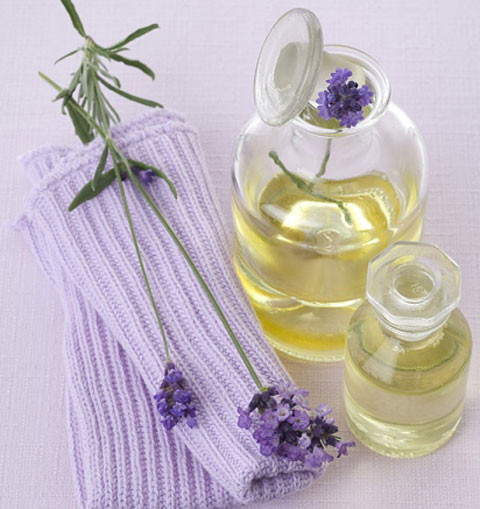 Dầu oải hương. Dầu hoa oải hương có thể được áp dụng trực tiếp lên da để làm giảm đau do bị cháy nắng. Bạn cũng có thể kết hợp dầu hoa oải hương với lô hội để ngăn chặn cơn đau và đẩy nhanh tiến độ phục hồi hau chữa làn da bị cháy nắng.