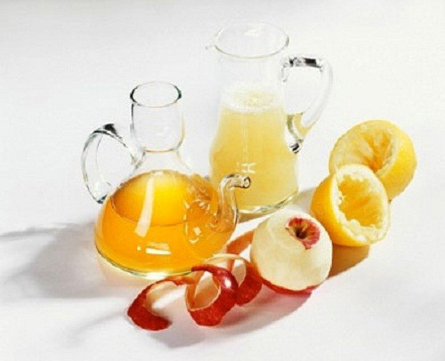 Chăm sóc cơ thể từ bên trong. Việc đầu tiên bạn cần làm để phục hồi làn da của mình đó là chăm sóc da từ bên trong cơ thể. Làn da rất dễ bị tổn thưởng bởi những yếu tố kích thích từ bên ngoài. Bên cạnh đó, đi biển với nắng và gió bụi khiến da của bạn mất nước nghiêm trọng. Việc đầu tiên là bạn nên cung cấp độ ẩm cho da, bằng cách uống nhiều nước và các thức uống mát mẻ bổ sung nước, khoáng chất cho da.