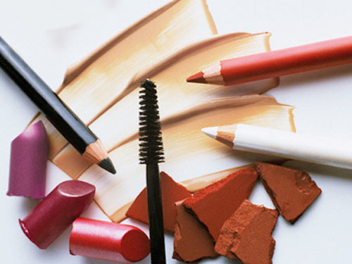 Thực tế, các nghiên cứu trước đó đã phát hiện vi khuẩn tụ cầu (gây bệnh chốc lở), liên cầu khuẩn (gây viêm họng liên cầu) và E.coli (gây ngộ độc thực phẩm) tại nhiều mỹ phẩm trang điểm. Trường hợp gần đây nhất là bệnh nhân nữ người Australia bị liệt nửa người vĩnh viễn vì bị nhiễm khuẩn do dùng chung cọ trang điểm với bạn.