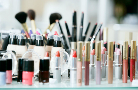 Mỗi lần chạm vào một thỏi son hay mascara, bạn đang đặt mình vào nguy cơ nhiễm khuẩn cực cao, đặc biệt là mỹ phẩm dùng thử tại các quầy bán hàng. Càng nhiều người thử nó, khả năng lây nhiễm càng lớn hơn. Do đó, những sản phẩm trang điểm ở bộ phận có màng nhầy như mắt, môi không bao giờ được dùng chung trong bất kỳ hoàn cảnh nào.