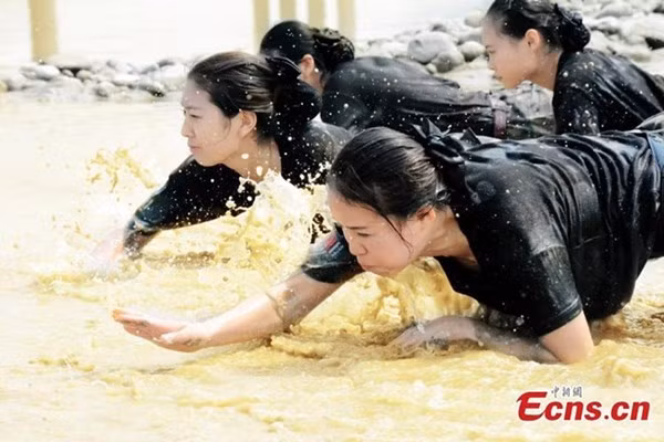 Đối với giới trẻ Trung Quốc, tiếp viên hàng không là nghề hấp dẫn, giúp họ hưởng mức thu nhập cao và du lịch miễn phí.