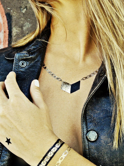 Vì không phải là hình xăm vĩnh viễn nên có mức giá vừa phải, từ 10.000 - 100.000 đồng, tùy vào độ phức tạp của hình. Điều này càng thuận tiện cho việc thay đổi hình ảnh liên tục của giới trẻ.