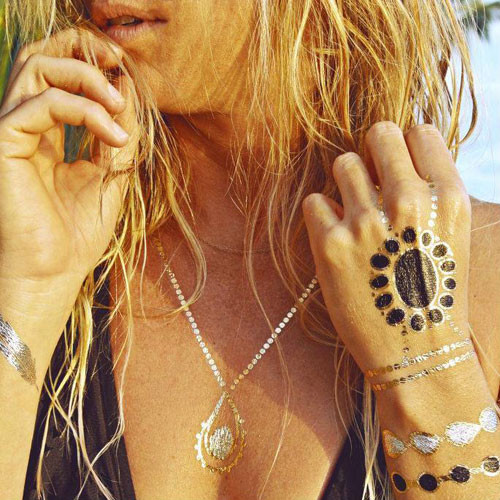 Xu hướng này sẽ rất nổi bật khi được áp dụng với những người có làn da tối màu nhờ ánh kim lấp lánh bắt sáng.