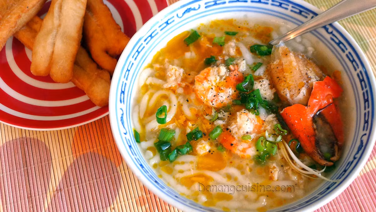  Bánh canh xương, chả, ghẹ ở bà Bé (bà Song) chợ Cồn. Quán bán từ tầm 7 -8h tối đến 1 – 2h sáng. Nước bánh canh rất ngọt ngon vị xương và ghẹ, chả dẻo ngon. Quán có nhiều loại: chả hấp, chả chiên, xương, ghẹ để bạn chọn. Giá: 25.000-30.000đ/bát chả hấp; 25.000đ đến 30.000/ bát bánh canh chả hấp + chiên. (Ảnh: Danangcuisine.com).