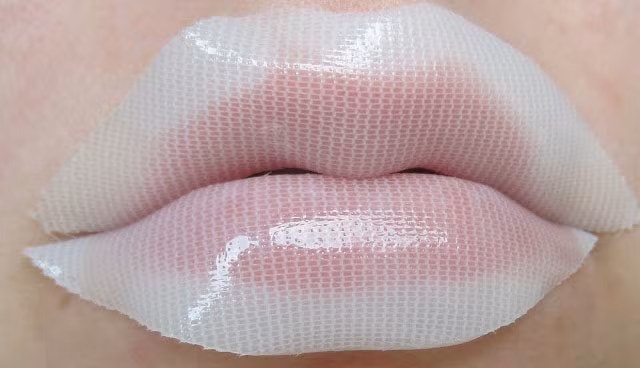 Miếng đắp môi được sản xuất đầu tiên bởi đất nước đi đầu trong công nghệ làm đẹp nhanh gọn là Hàn Quốc. Miếng đắp hầu hết đều có hình đôi môi khá to, chất liệu gel mát dịu, khi bóc ra khỏi hộp và đắp lên thì sẽ tự động dính chặt lên môi.