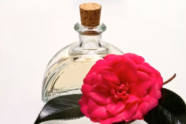 Tinh dầu hoa trà. Tinh dầu hoa trà là sản phẩm ưa thích của tất cả phụ nữ Nhật. Bạn có thể cho rằng nó mất thời gian nhưng đối với họ thì một lọ tinh dầu hoa trà không thể thiếu trên bàn trang điểm. Chỉ cần lấy một ít rồi thoa đều lên mặt, massage, vỗ nhẹ nhàng là bạn đã có thể làm se khít, sạch và mịn màng làn da của mình rồi, đặc biệt sản phẩm này còn giúp bạn ngừa mụn tấn công da mặt bạn.